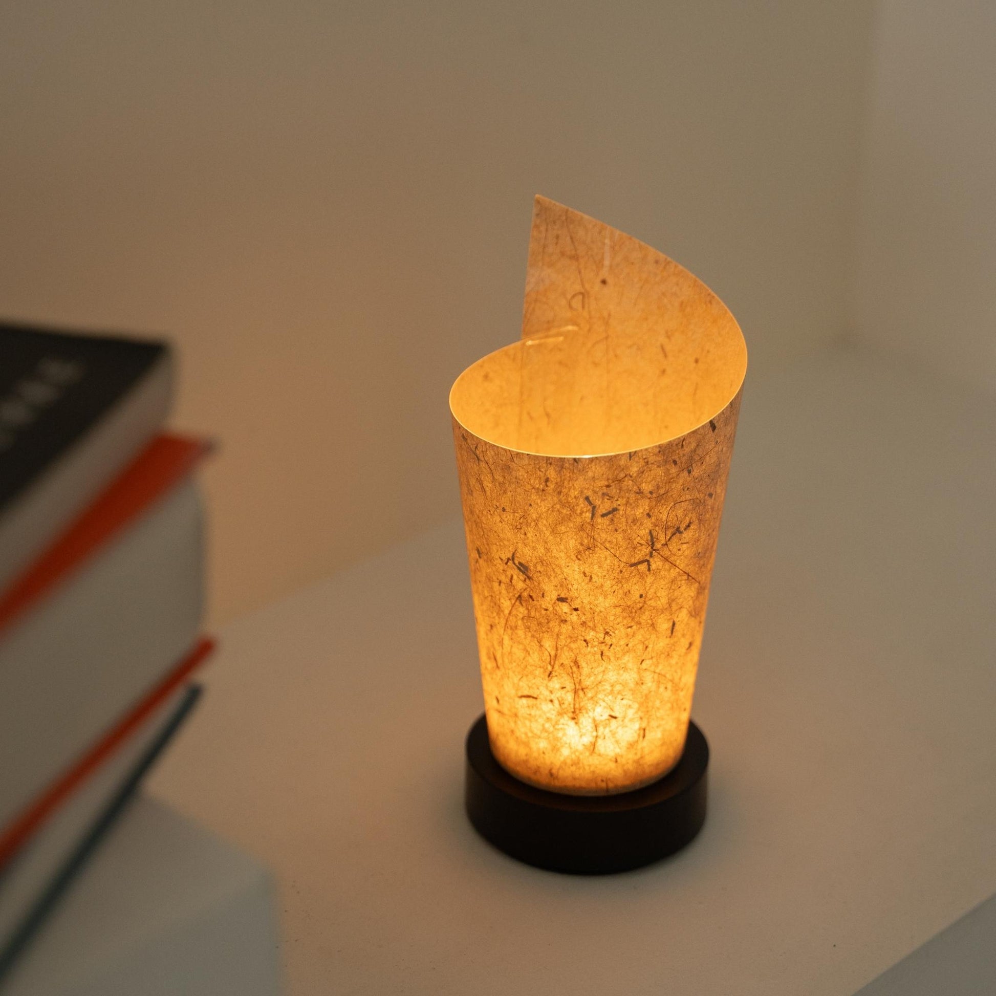 Lampe de table japonaise lumineuse "Maki" en papier écorce de cèdre révélant des détails de papier rustiques et offrant une lumière douce comme lampe d'appoint chaleureuse.