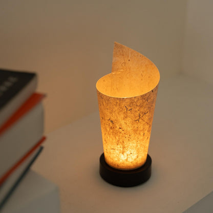 Lampe de table japonaise lumineuse "Maki" en papier écorce de cèdre révélant des détails de papier rustiques et offrant une lumière douce comme lampe d'appoint chaleureuse.