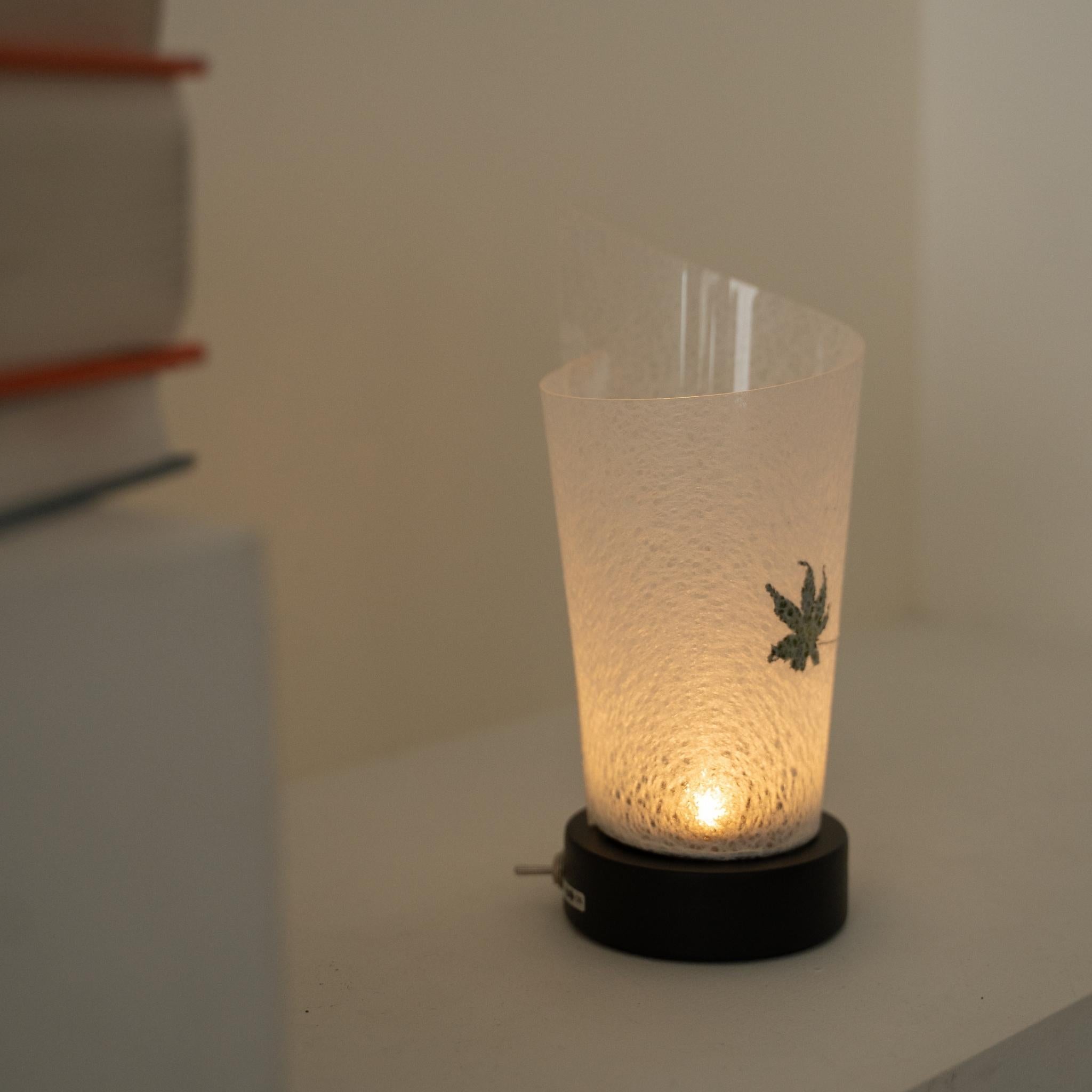 Lampe de table japonaise lumineuse "Maki" en papier, motif feuille d'érable Momiji révélant les détails du papier washi harusame et offrant une lumière douce comme lampe d'appoint chaleureuse.
