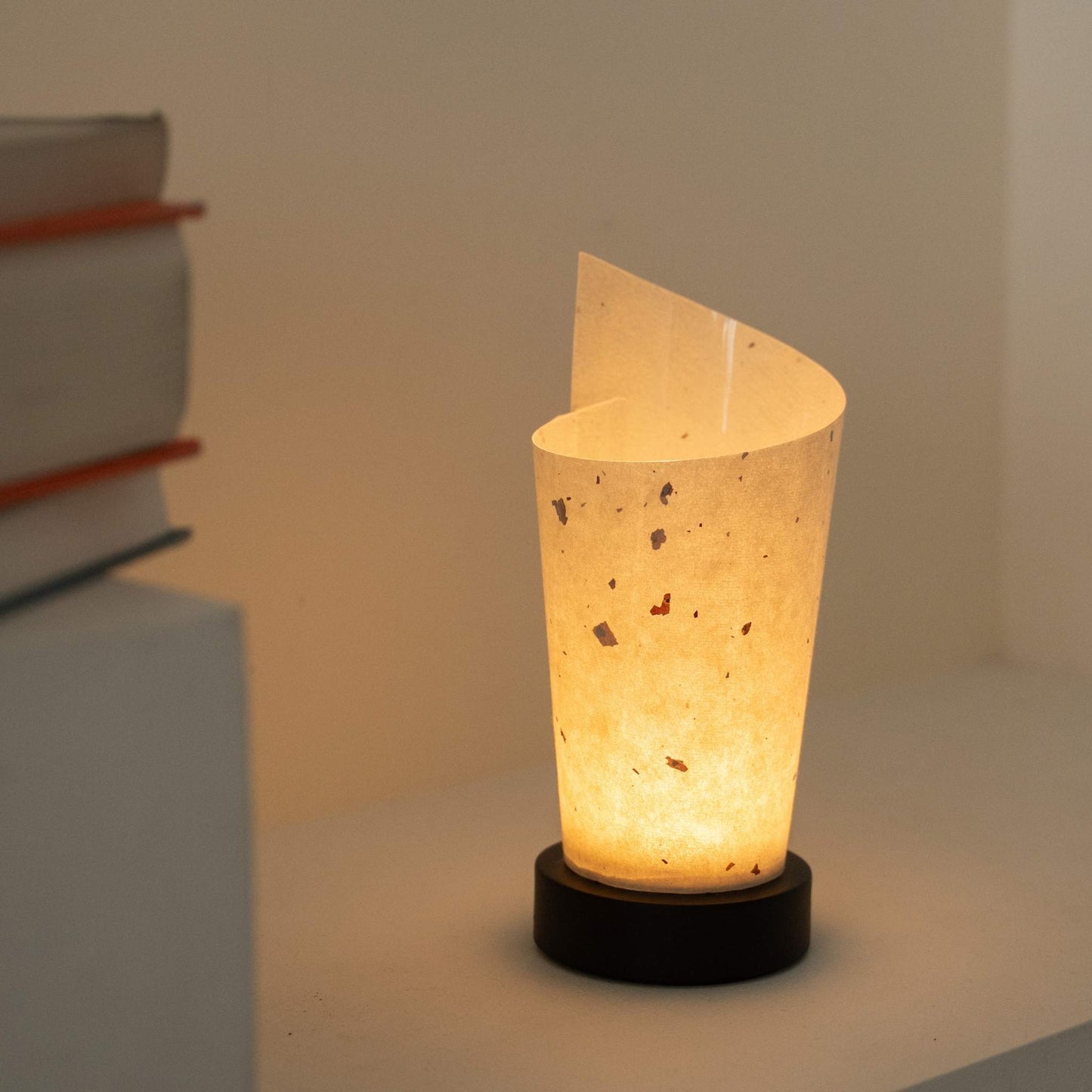 Lampe de table japonaise lumineuse "Maki" en papier, révélant des détails de papier rustiques et offrant une lumière douce comme lampe d'appoint chaleureuse.