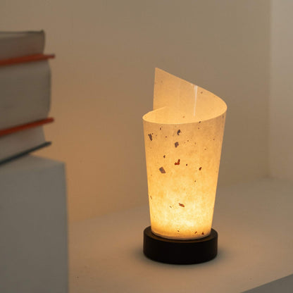 Lampe de table japonaise lumineuse "Maki" en papier, révélant des détails de papier rustiques et offrant une lumière douce comme lampe d'appoint chaleureuse.