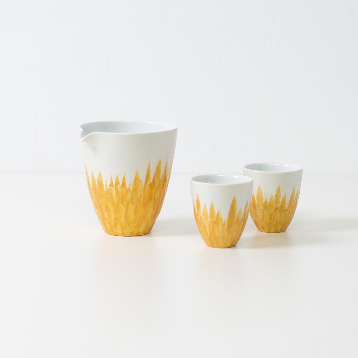 Sakesæt med blomstermotiv i guld, hvidt porcelæn – Traditionelt japansk wabi-sabi sakesæt med karaffel og kopper