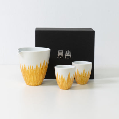 Guldfarvet blomstret sakesæt i hvidt porcelæn – japansk sakesæt med sort æske, perfekt som japansk gave