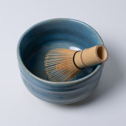Top view af "Summer Sky" japansk matcha-skål med en bambuspisker, der fremhæver det forfriskende blå interiør til rolige te-ritualer.