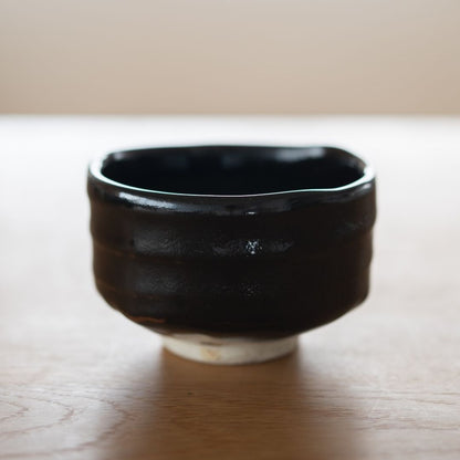 Stor, håndlavet japansk matcha-skål med sort glasur og wabi sabi-inspireret tekstur.