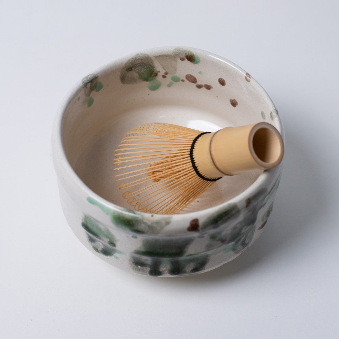 Topvisning af stor japansk matcha-skål "Skov" med en bambuspisk, der viser det dybgrønne håndlavede landskab inde i skålen.