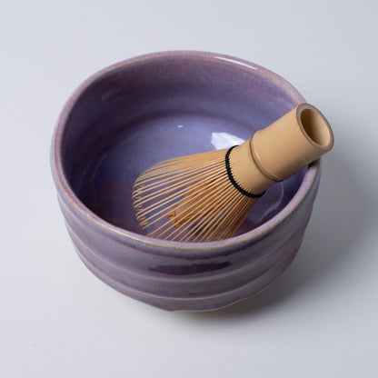 Draufsicht der Matcha-Schale "Pale Violet" mit einem Teebesen, die den raffinierten violetten Farbton für moderne Inneneinrichtungen zeigt.