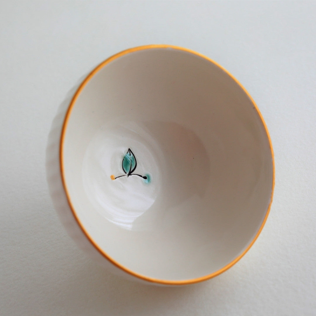 Top view, der viser det indre mønster af en japansk matcha-skål fra Buzan Kiln, med et håndmalet bladmotiv, der afspejler den naturinspirerede ånd i Mino Ware.