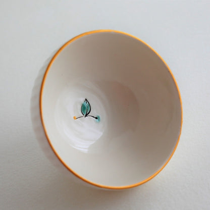 Top view, der viser det indre mønster af en japansk matcha-skål fra Buzan Kiln, med et håndmalet bladmotiv, der afspejler den naturinspirerede ånd i Mino Ware.