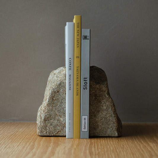 Serre-livres japonais Aji Stone petit modèle en pierre naturelle présenté sur une console, vue de mise en scène.