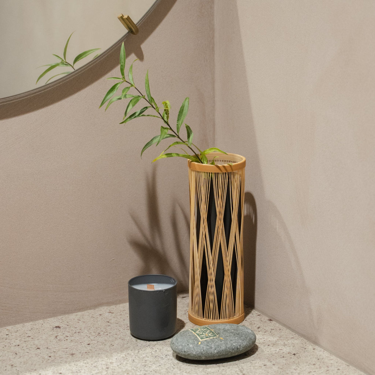 Japanische Bambus-Blumenvase „Verschlungener Zweig“ in Braun, in Szene gesetzt in einem Interieur, Innenansicht.