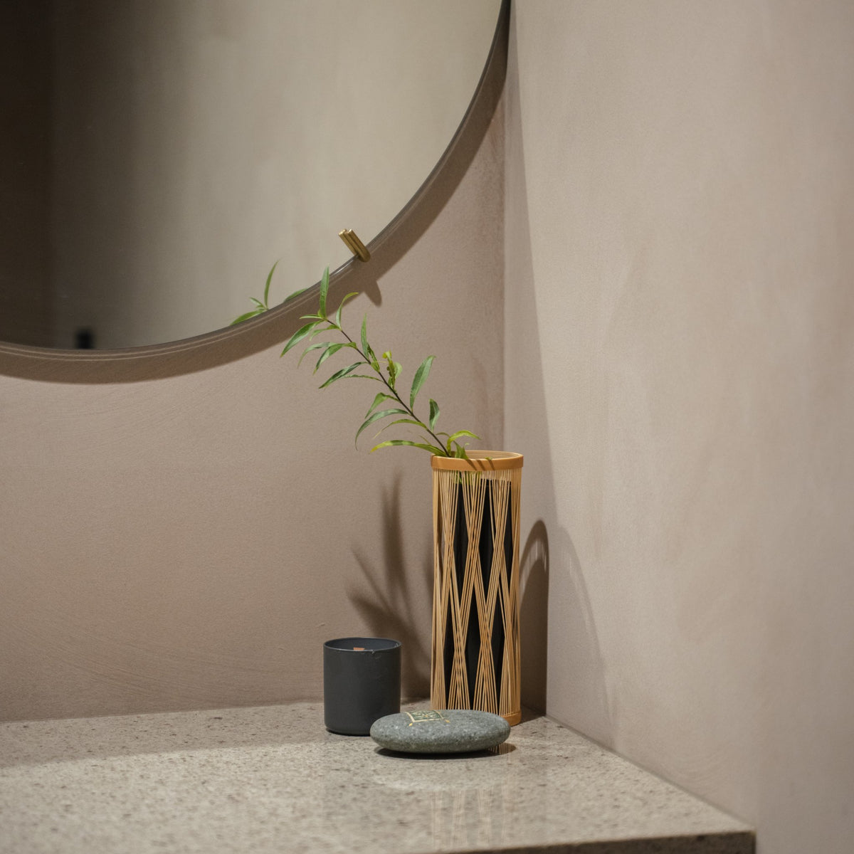 Vase à fleurs en bambou japonais « Branche entrelacée » marron, mis en scène dans un intérieur.