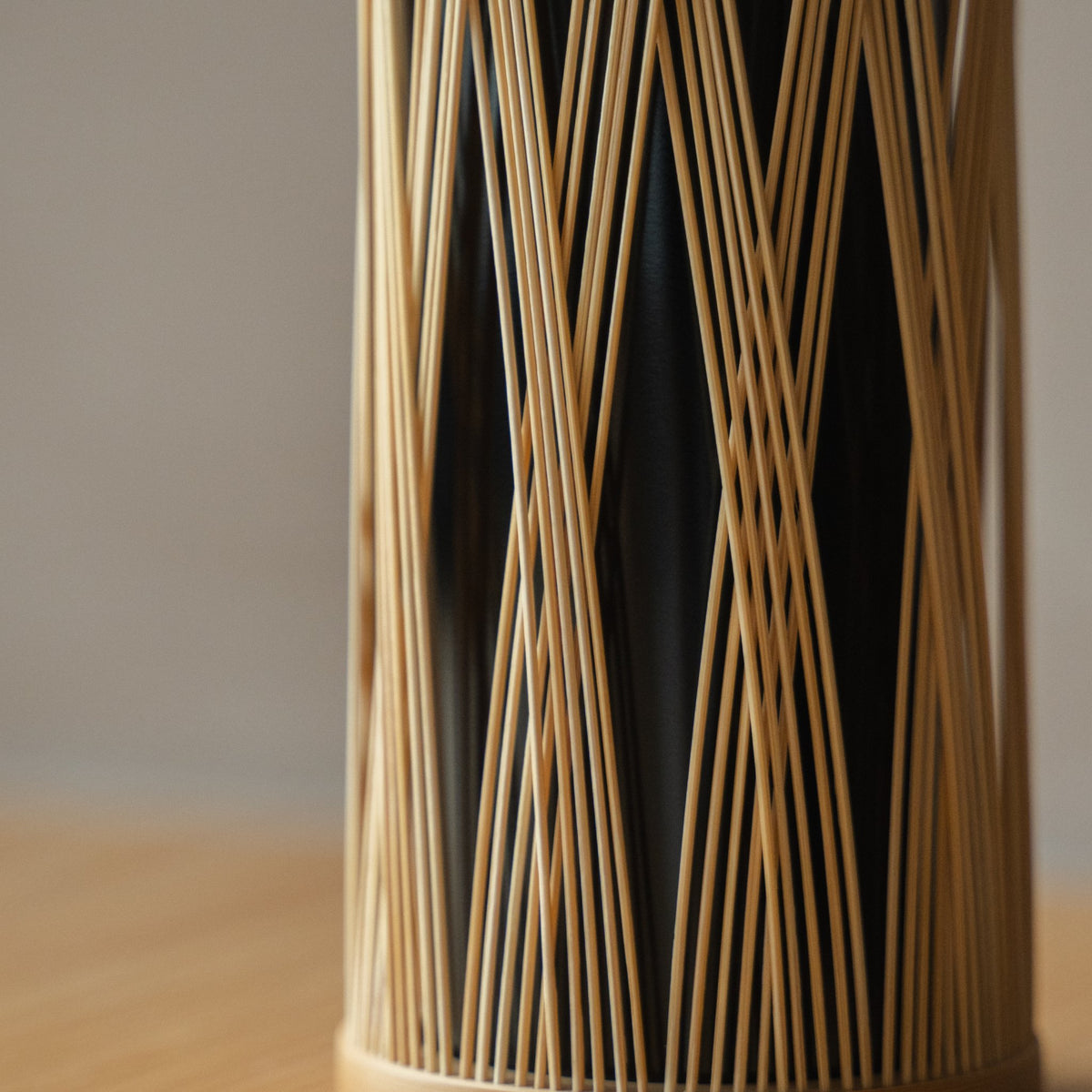 Vase à fleurs en bambou japonais « Branche entrelacée » marron dans une pièce stylisée, vue lifestyle détaillée.