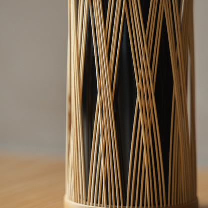 Vase à fleurs en bambou japonais « Branche entrelacée » marron dans une pièce stylisée, vue lifestyle détaillée.