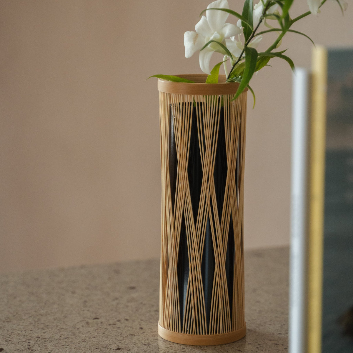 Vase à fleurs en bambou japonais « Branche entrelacée » marron dans une pièce stylisée, vue lifestyle détaillée.