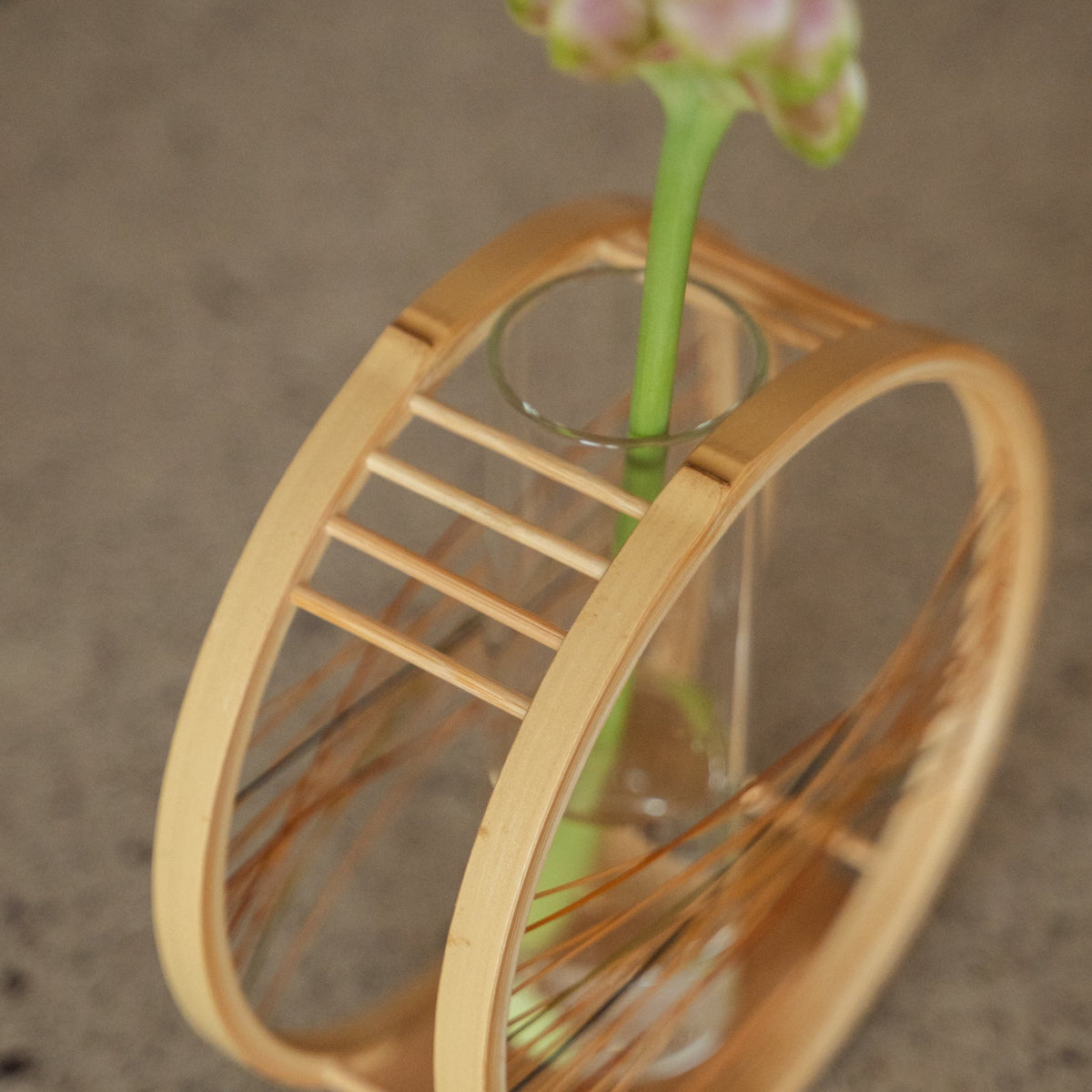 Japanische Bambus-Blumenvase „Flowing Wind“ in Braun, arrangiert in einem stilvoll eingerichteten Raum, Lifestyle-Detailansicht.