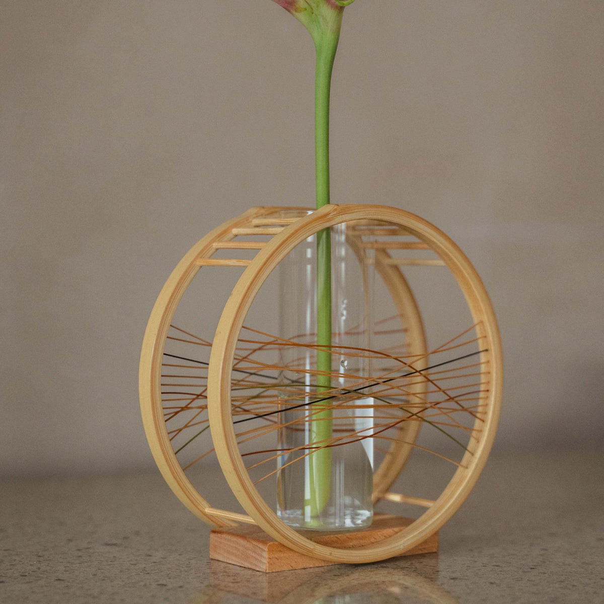 Japanische Bambus-Blumenvase „Flowing Wind“ in Braun, arrangiert in einem stilvoll eingerichteten Raum, Lifestyle-Detailansicht.