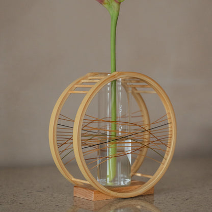 Japanische Bambus-Blumenvase „Flowing Wind“ in Braun, arrangiert in einem stilvoll eingerichteten Raum, Lifestyle-Detailansicht.