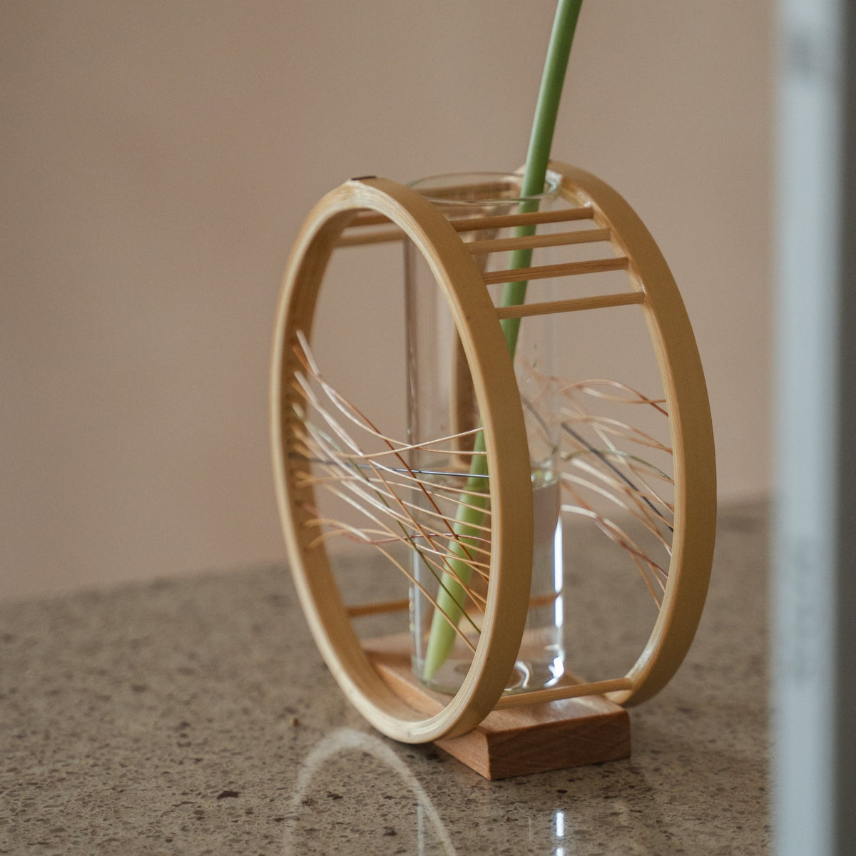 Japanische Bambus-Blumenvase „Flowing Wind“ in Braun, arrangiert in einem stilvoll eingerichteten Raum, Lifestyle-Detailansicht.
