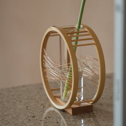 Japanische Bambus-Blumenvase „Flowing Wind“ in Braun, arrangiert in einem stilvoll eingerichteten Raum, Lifestyle-Detailansicht.