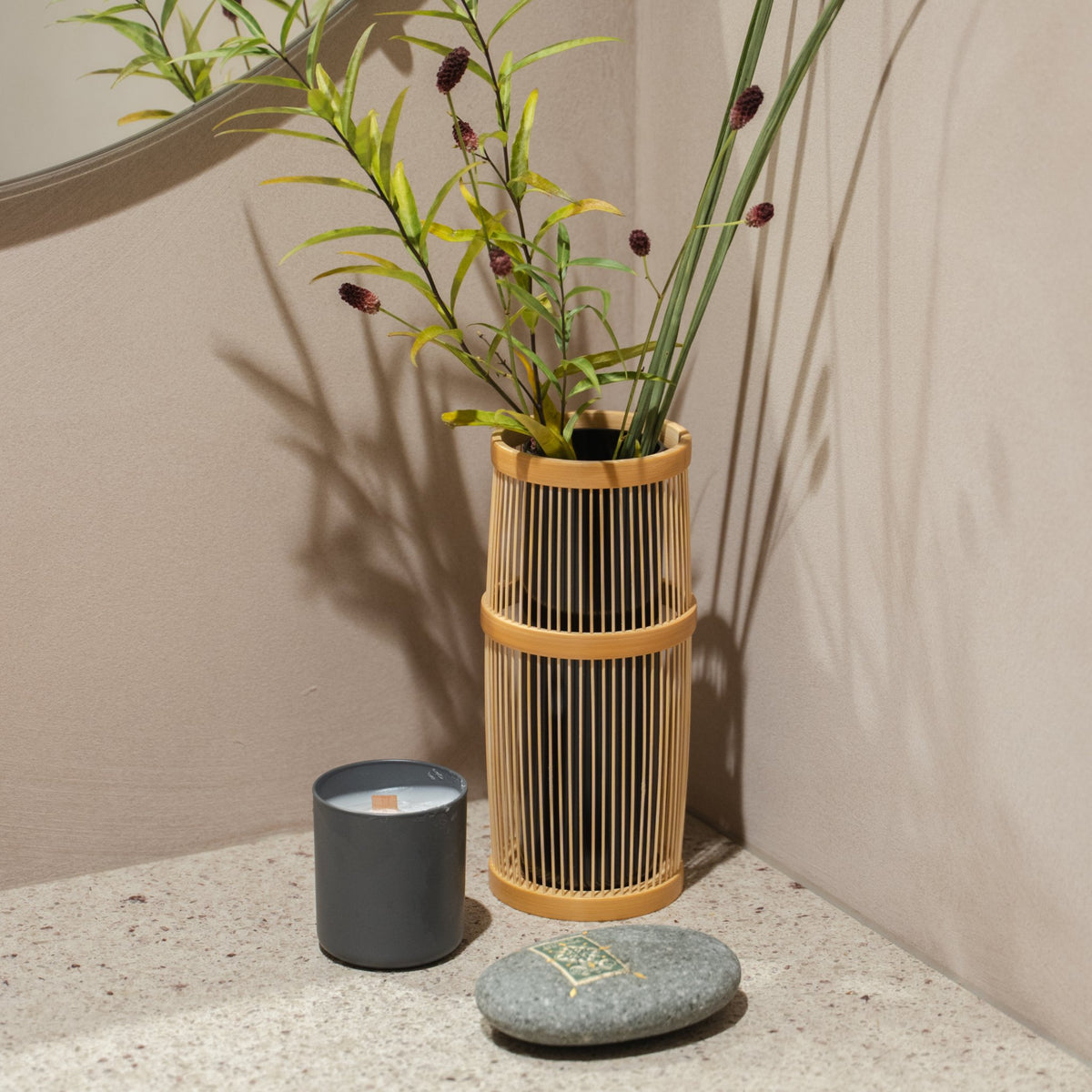 Vase à fleurs en bambou japonais « Shiori » marron dans une entrée, vue de la scène.