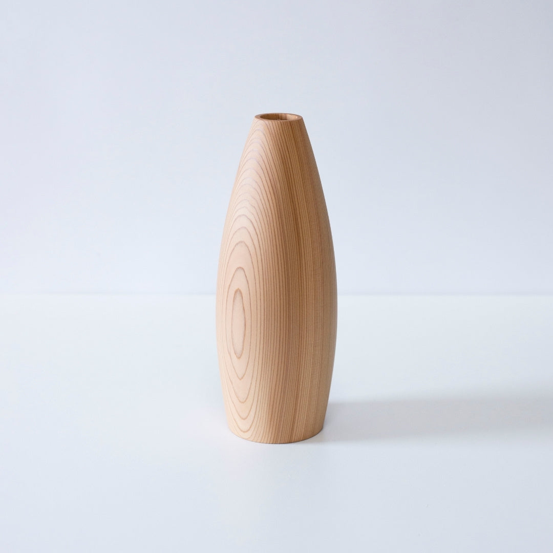 minimalistisk Ikebana-vase i cedertræ, der fremhæver træets naturlige åretegninger.