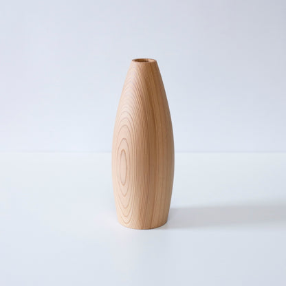 minimalistisk Ikebana-vase i cedertræ, der fremhæver træets naturlige åretegninger.