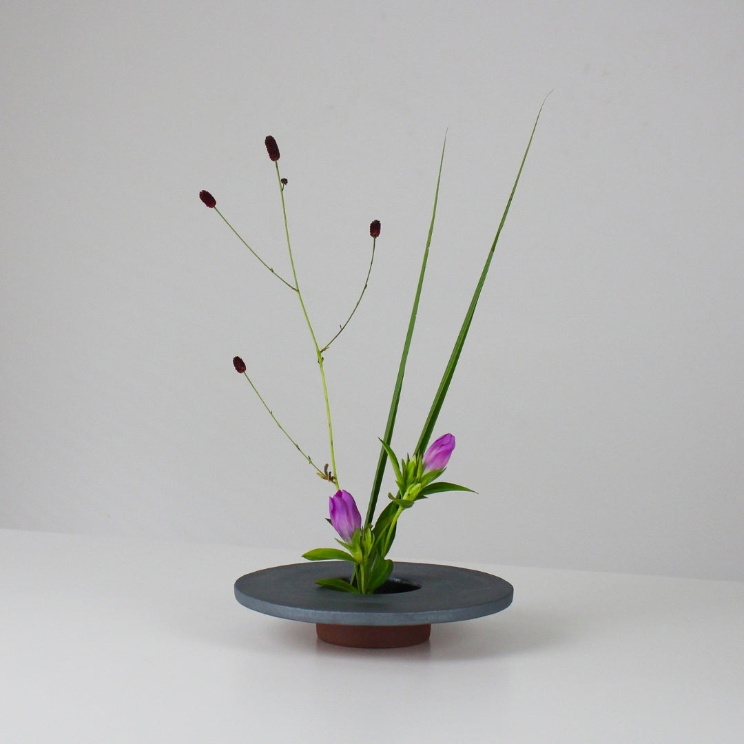 Ikebana Blomst i Japansk Ikebana Vase Kenzan - rei maru til Elegant Japansk Ikebana Blomsterarrangement