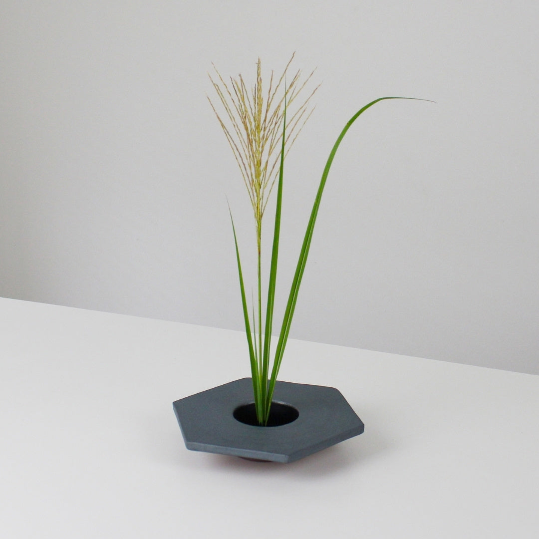 Ikebana-blomst i japansk Ikebana-vase Kenzan - rei takaku til elegant japansk Ikebana-blomsterarrangement