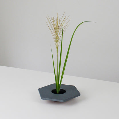 Ikebana-blomst i japansk Ikebana-vase Kenzan - rei takaku til elegant japansk Ikebana-blomsterarrangement