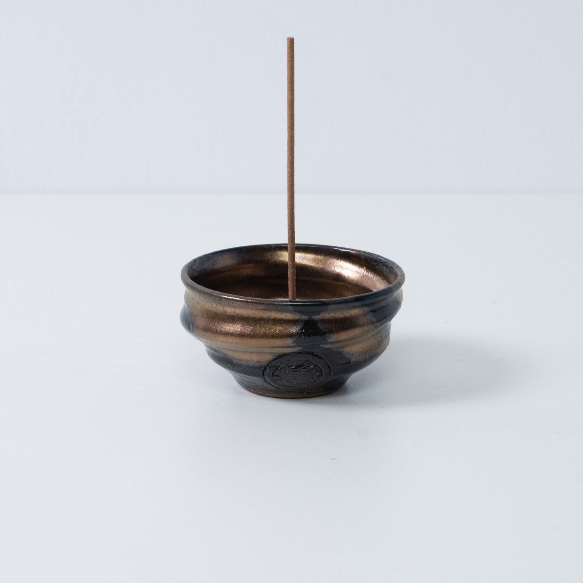 Zelfstandige Japanse wierookhouder "Zen" aardewerk schaal met een stok, met een goud- en zwartglazuur en een ambachtelijk zegel.