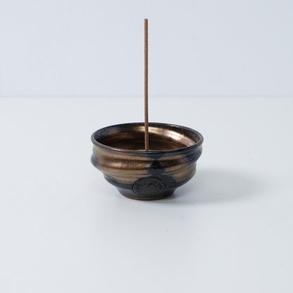 Zelfstandige Japanse wierookhouder "Zen" aardewerk schaal met een stok, met een goud- en zwartglazuur en een ambachtelijk zegel.
