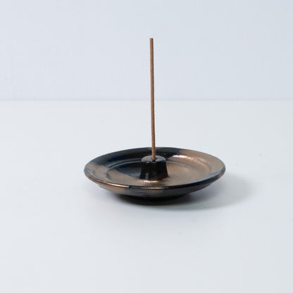 Japanischer Räucherkegelhalter "Zen" aus Keramik mit einem Loch für eine Räucherstäbchen, gold-schwarze Glasur.