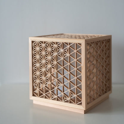 "Lampe sur pied japonaise Kumiko « Asanoha » sur une table blanche"