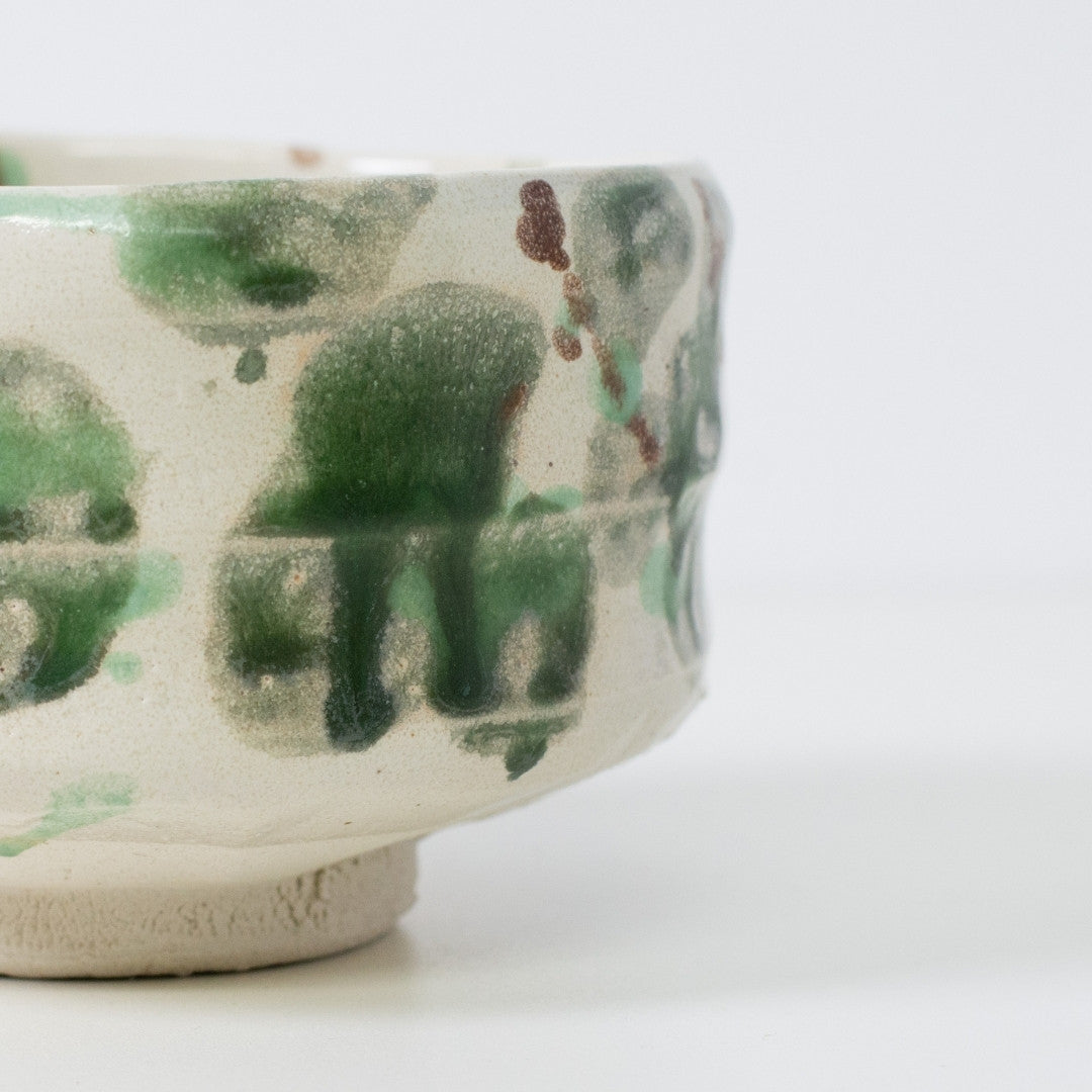 Tæt på detalje af "Skov" matcha chawan-skål, der viser den teksturerede Shino-leroverflade og moslignende grønne glasurmønstre, typisk for Mino-keramik.