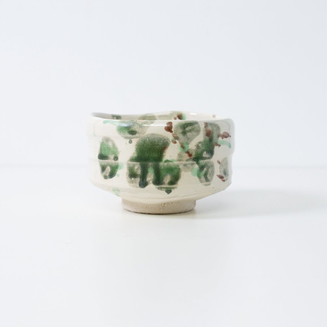 Håndlavet japansk matcha-skål "Skov" lavet af grov Shino-ler med organiske grønne og brune glasdråber, skabt af Shinzan Kiln.