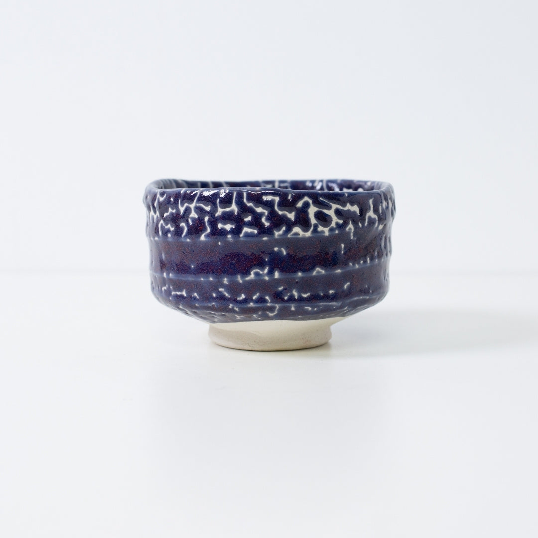 "Midnatsblå Kairagi" japansk matcha-skål med en traditionel "crawled glaze"-teknik, der skaber en tekstur som en stjerneklar nattehimmel.