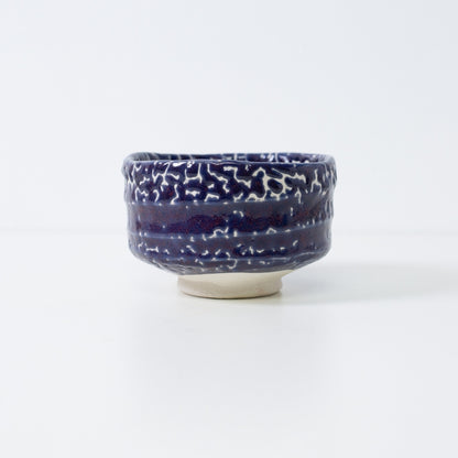 "Midnatsblå Kairagi" japansk matcha-skål med en traditionel "crawled glaze"-teknik, der skaber en tekstur som en stjerneklar nattehimmel.