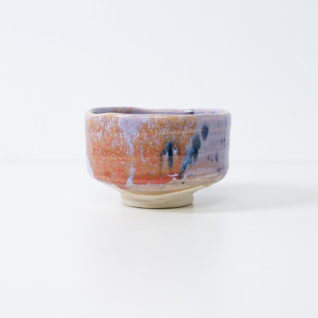 Japansk matcha-skål "Navy & Red Splash" med en lyslilla Kinyo-glasur som base og dynamiske, abstrakte dråber fra Shinzan Kiln.