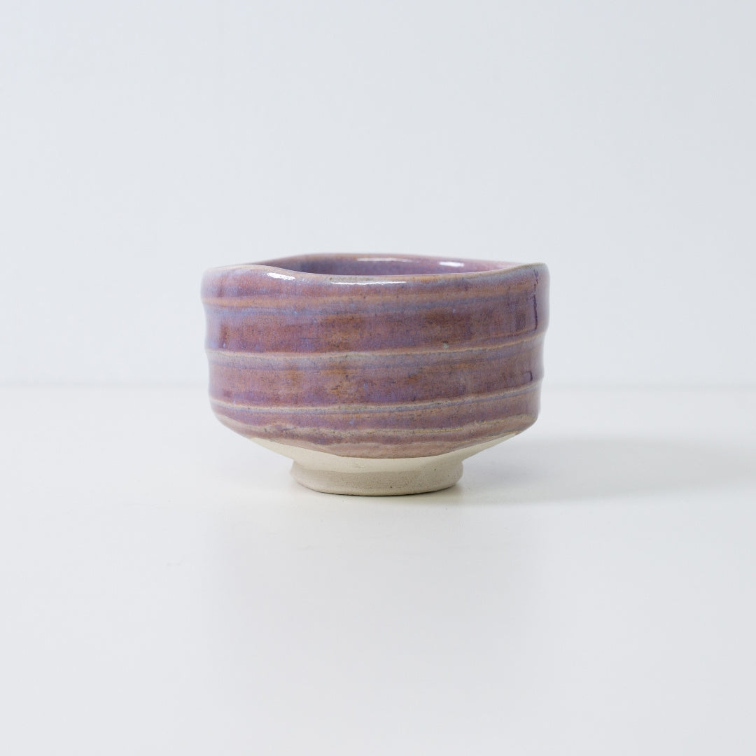 "Blasses Violett" Japanische Matcha-Schale, handgefertigt aus Mino-Keramik mit einer glänzenden hellvioletten Glasur und organisch handgeschnitzten Rillen.