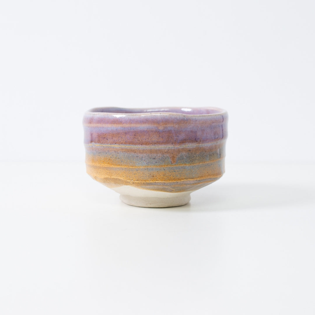 "Pale Violet Haze" japansk matcha-skål med en blank violet glasur, der toner ud i varme lerfarver, som minder om morgentåge.