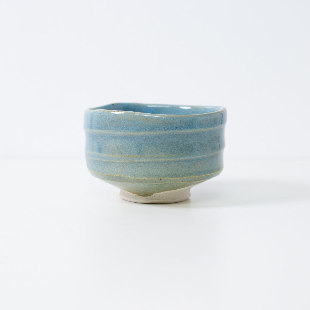 Håndlavet japansk matcha-skål "Sommerhimmel" af Shinzan Kiln, med en levende blå glasur over tekstureret Shino-ler.