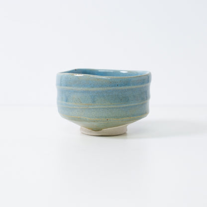 Håndlavet japansk matcha-skål "Sommerhimmel" af Shinzan Kiln, med en levende blå glasur over tekstureret Shino-ler.