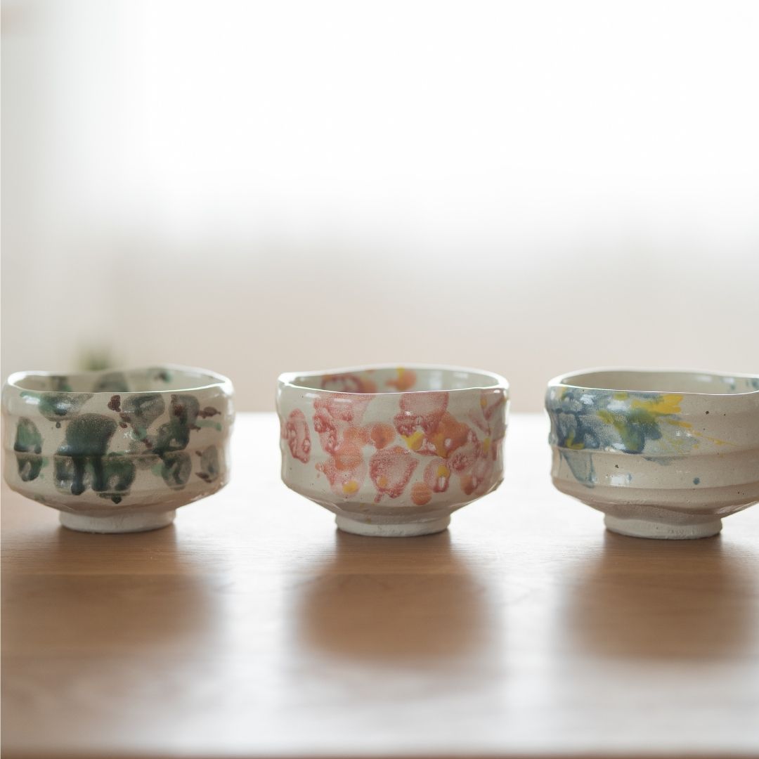 Trio aus Shino-Ware Matcha-Schalen: Wald, Blume und Spritzer, die die einzigartigen saisonalen künstlerischen Glasurausdrücke des Shinzan-Ofens zeigen.