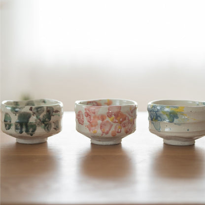 Trio aus Shino-Ware Matcha-Schalen: Wald, Blume und Spritzer, die die einzigartigen saisonalen künstlerischen Glasurausdrücke des Shinzan-Ofens zeigen.