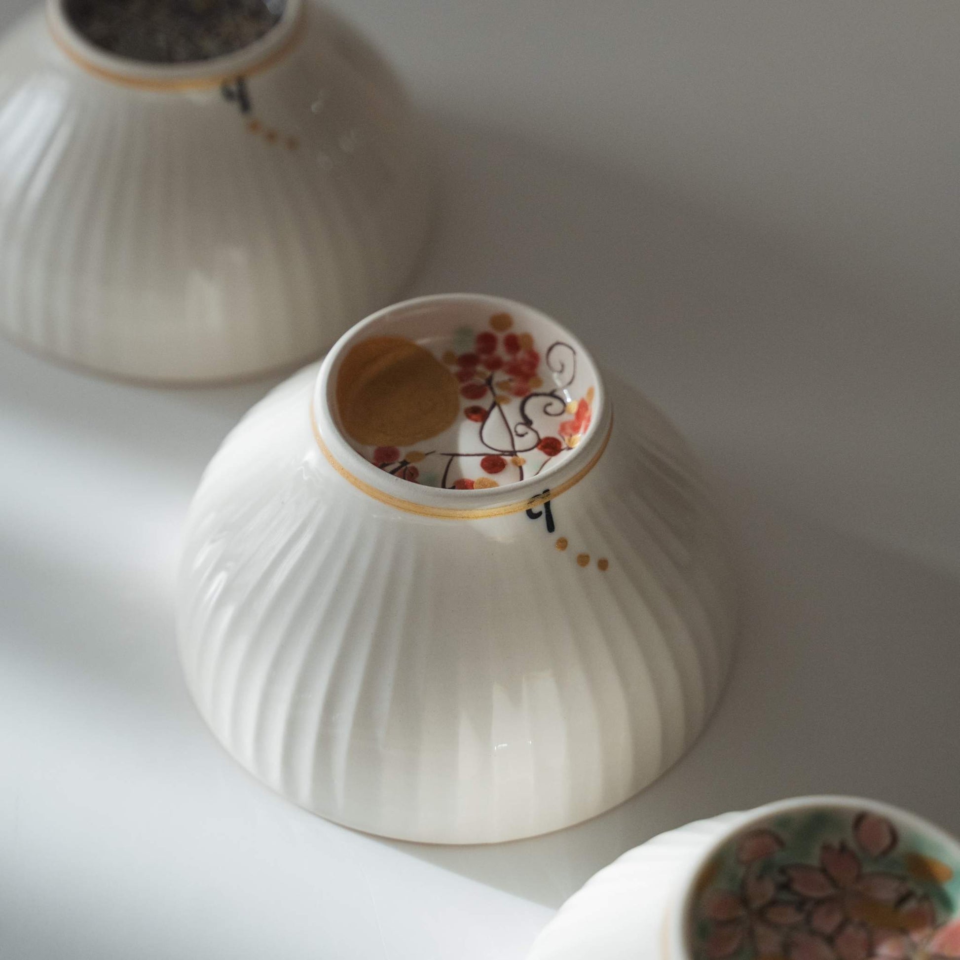 Bunddetalje af en japansk matcha-skål med et skjult månemotiv malet på bundens fodring.
