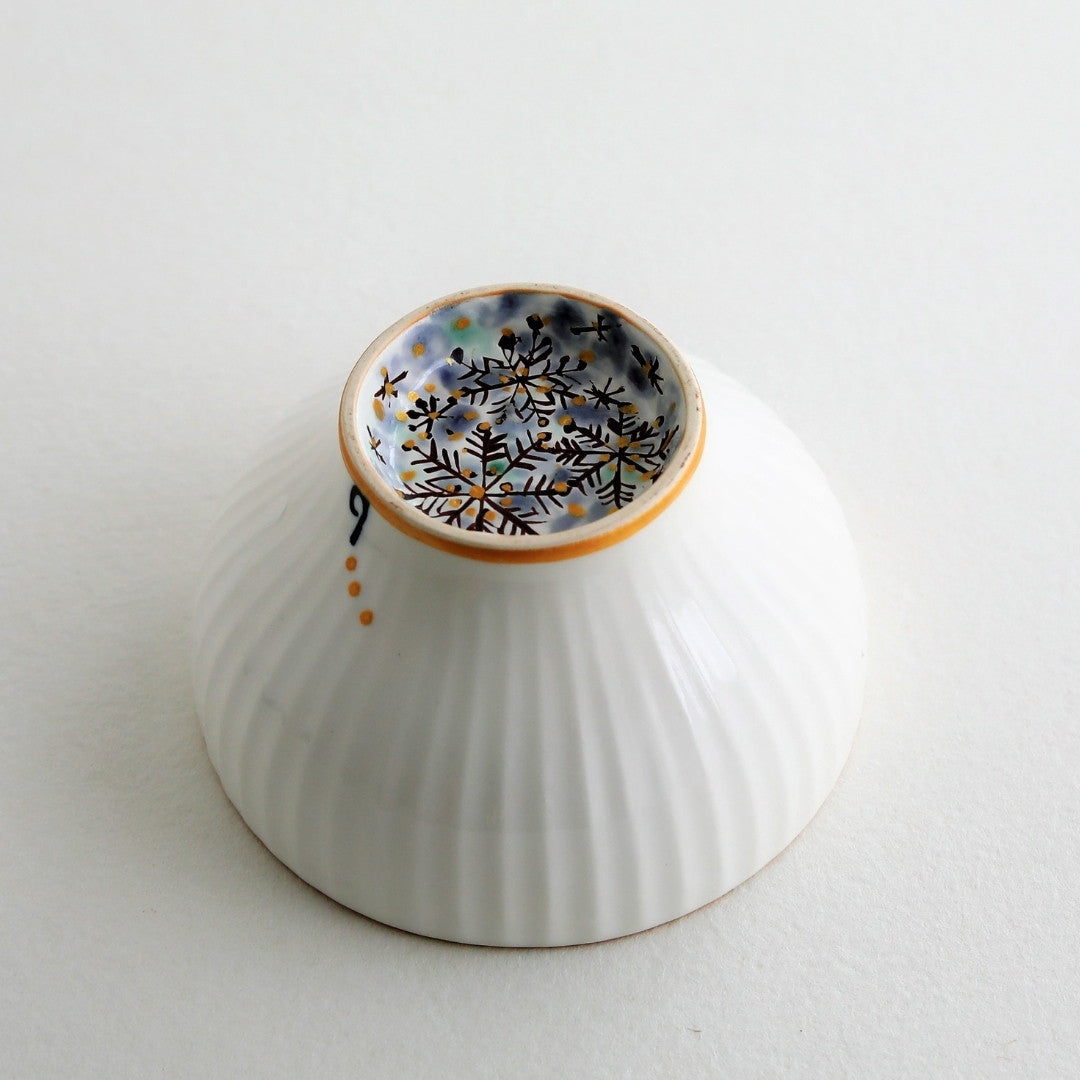 japansk matcha-skål i Mino-keramik "Waraku" Sne, håndmalet af Buzan Kiln med et elegant snefnugsmotiv, perfekt til vinterens teceremonier og indretning.