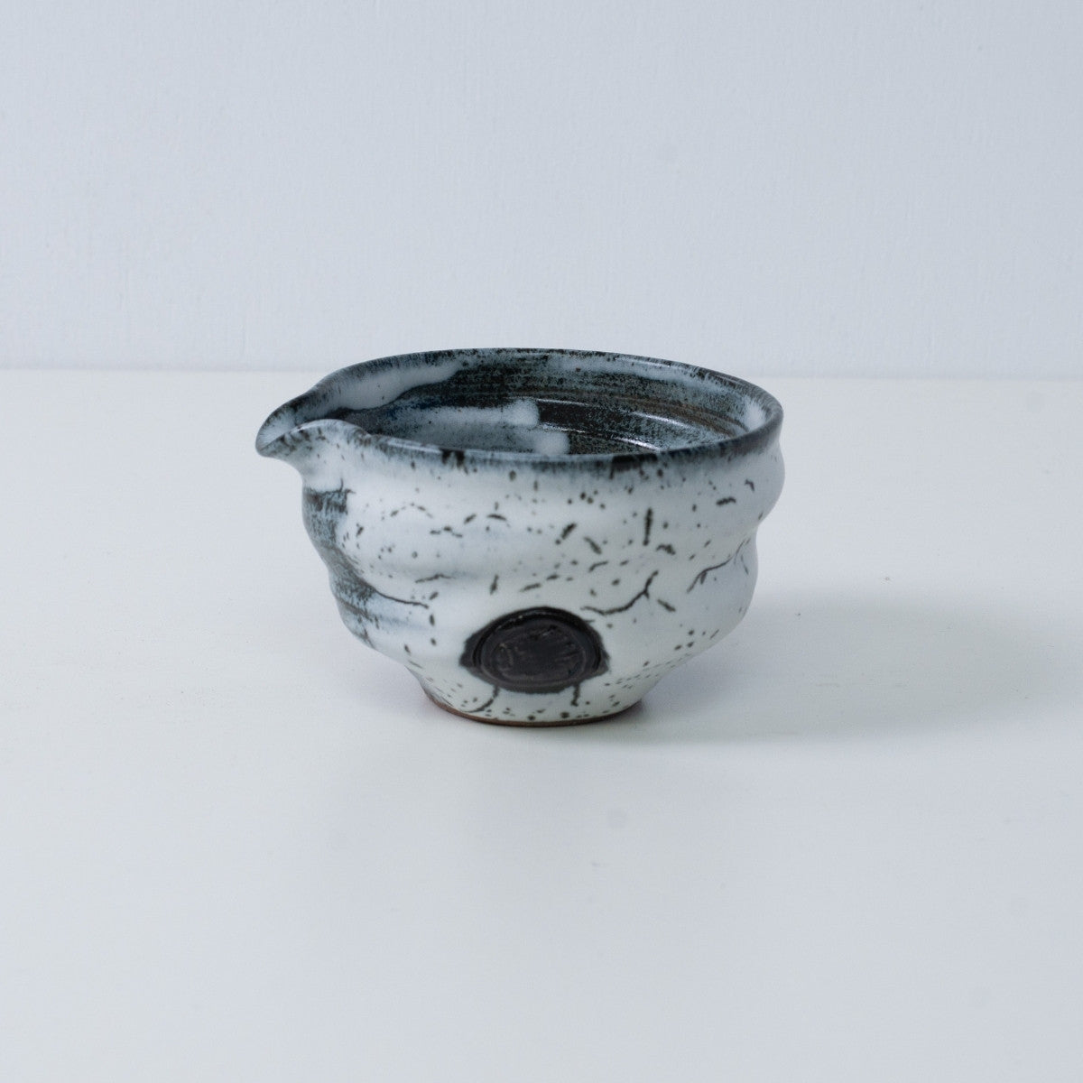 Japanese matcha bowl with spout "Creative Cloud" pottery from Japan, with white and black glaze and an artisan seal.
