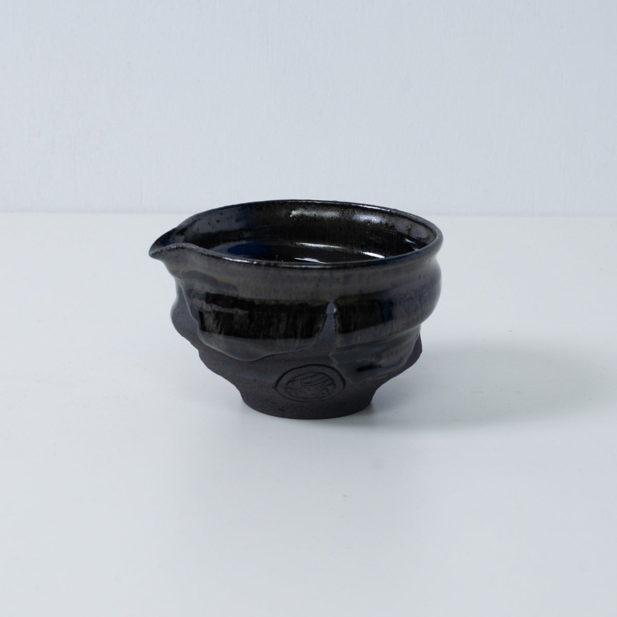Japansk matcha-skål med tud "Dignity Blue" keramik fra Japan, med et indgraveret kunstnersigill på siden.