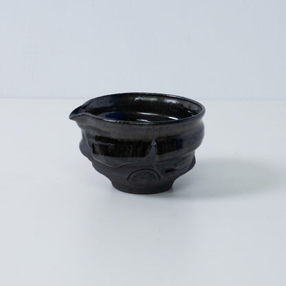 Japansk matcha-skål med tud "Dignity Blue" keramik fra Japan, med et indgraveret kunstnersigill på siden.